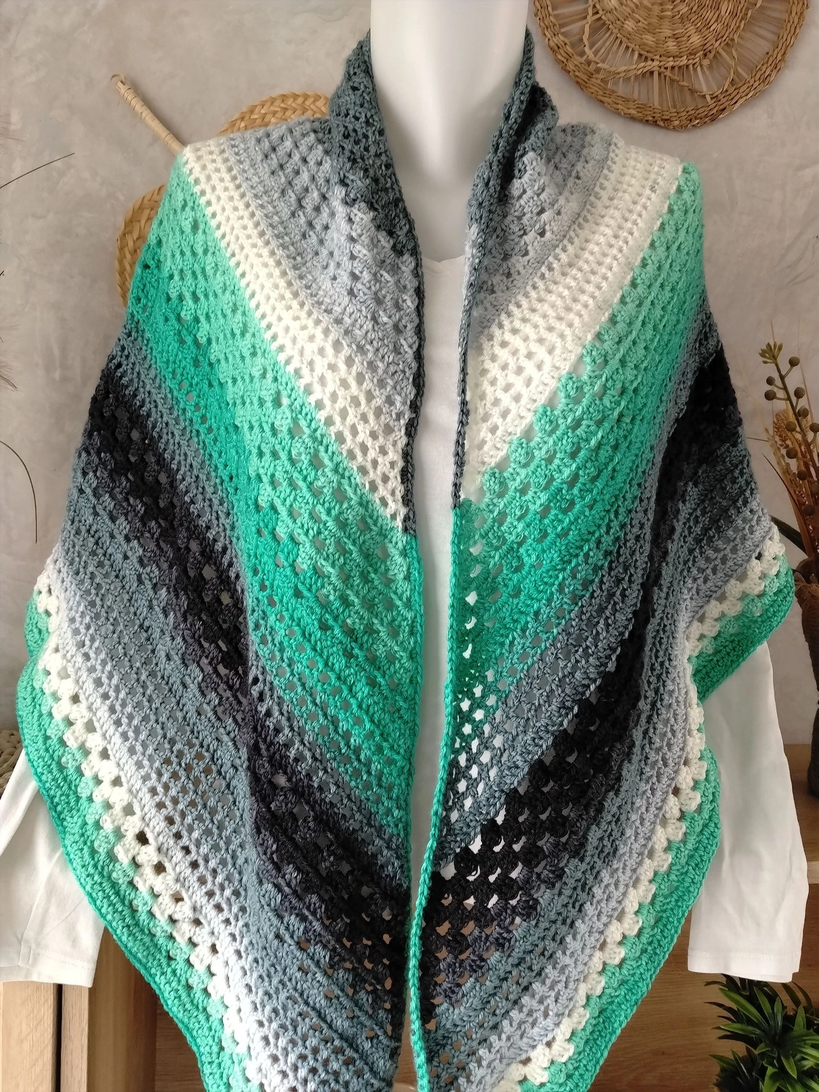 🧶 Xale / Lenço Feito à Mão com Crochê – Nuances Esmeralda & Cinza – photo 4